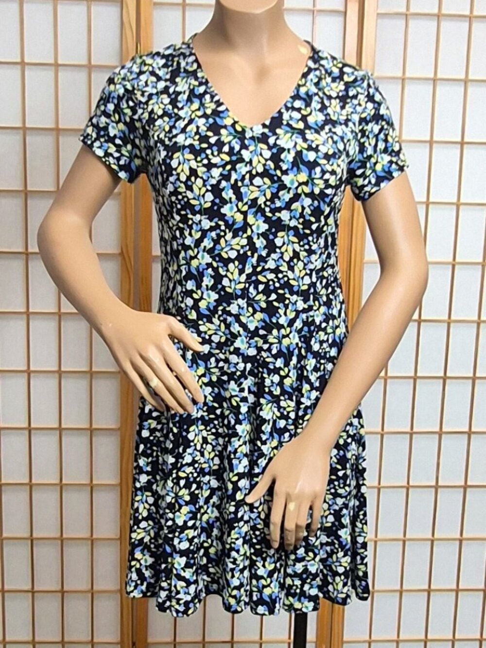 CeCe navy blue floral short sleeve v-neck mini dress EUC size M slight A-line
